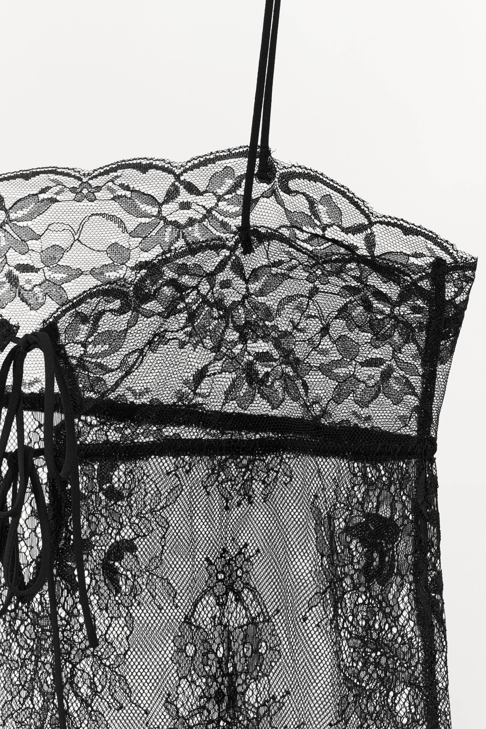 TOP À BRETELLES EN DENTELLE AVEC NŒUDS